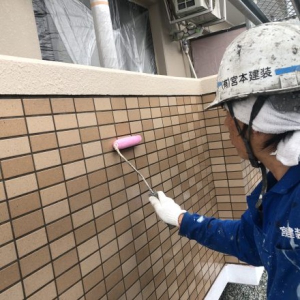 外壁塗装　熊本市東区　タイル壁上塗り２回目（タイルフレッシュ使用）
