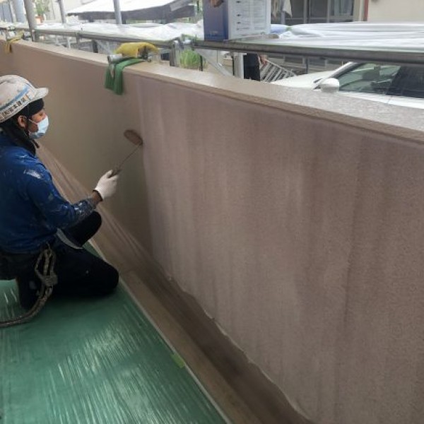 外壁塗装　熊本市東区若葉　共用廊下壁　中塗り