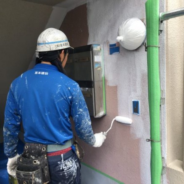 外壁塗装　熊本市東区若葉　階段室壁、下塗り、軒天井塗装完了