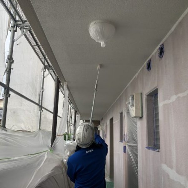 天井塗装　熊本市東区若葉　共用廊下天井・中塗り、上塗り