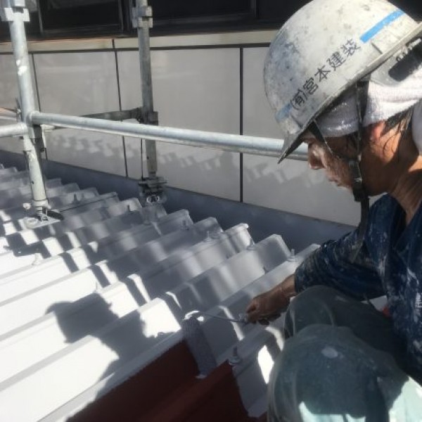 折板屋根塗装　熊本市中央区神水　折板屋根中塗り作業