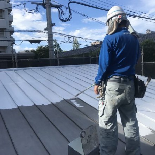 ガルバリウム鋼板屋根塗装　熊本市中央区水前寺　ケレン・下塗り（エポラオールプライマー）