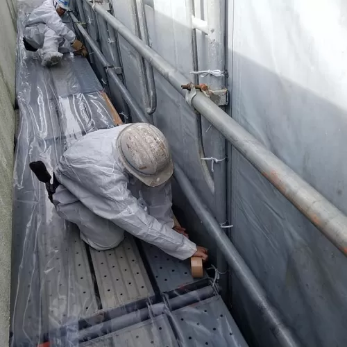 廃校 外部石綿除去工事　宮本建装養生のサムネイル