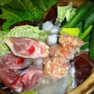 ブツギリ鶏鍋で晩酌～男料理～のサムネイル