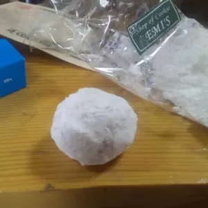 粉の中のクッキーのサムネイル