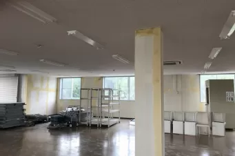 菊池郡大津大型倉庫内装　クロス張替え工事　下地処理共（パテ・ボンドコーク） Before画像