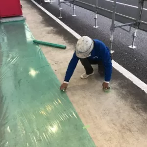 宮崎県都城市･店舗外部土間養生及び色分け部分上塗り1回目完了！のサムネイル