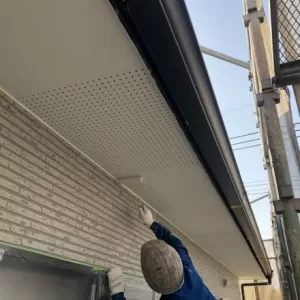 熊本県長洲町･住宅塗装（養生及び、軒天井塗装完了！）のサムネイル