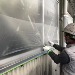 熊本県県南  工場外壁塗装工事  吹付け用養生作業のサムネイル