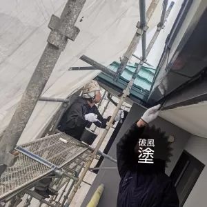 破風板・鼻隠し・樋・スリムダクト中上塗り　シリコン2液にて2回塗り　（熊本市亀井外壁塗装）のサムネイル