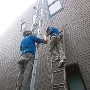 外壁塗装の現場はコストを考えて仮設足場を設置できます-宮本建装-のサムネイル
