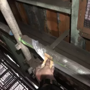 工場内部壁塗装  吹付け養生 足場養生完了！のサムネイル