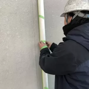 北区亀井町   住宅外壁石材調吹付け仕上げ    吹付け前養生作業のサムネイル