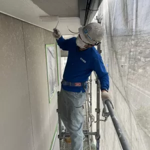 外壁吹付塗装前軒天上塗り　中上塗り刷毛ダメ込みローラー完了　（熊本市北区清水）のサムネイル