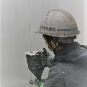 特殊柄付け吹付工事　熊本市南区城南町外壁吹付塗装　鼻の穴ホワイトｗのサムネイル