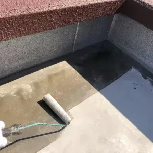 住宅屋根塗装用昇降足場組み完了後、マンション玄関屋根にてプライマー塗り完了しました！のサムネイル