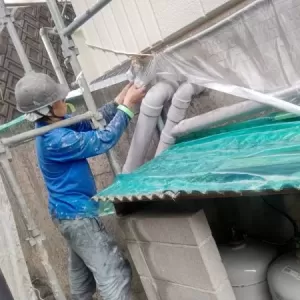 北区清水万石  アパート塗装工事  本日塗装前養生作業のサムネイル