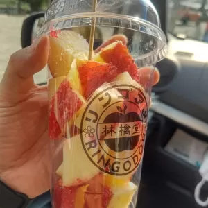 最近のリンゴ飴は🍎カットしてくれますのね✨食べやすい☺のサムネイル
