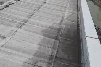 屋上防水ウレタンGRトップ仕上げ　絶縁工法Ｘ-１工法　宮本建装（天草現場） Before画像