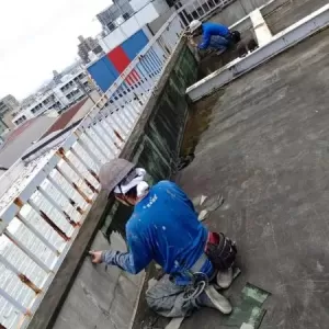 熊本市東区若葉  屋上防水工事  旧シート撤去作業のサムネイル