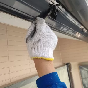 樋塗装の細かい部分は刷毛で材料入れ込みます。からのミニスナックゴールドのサムネイル
