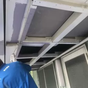 庇裏鉄骨塗装   佐賀県工場   中塗り作業のサムネイル
