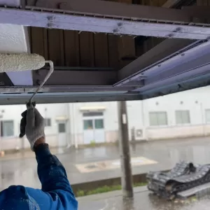 外現場はいつでもHOTでございますから雨の日の鉄骨塗装をUp　梅雨が…のサムネイル