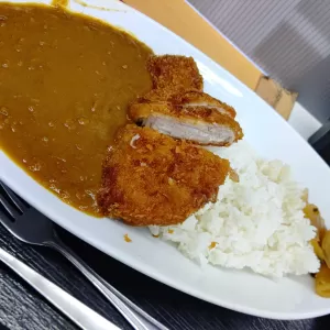 ヒライのカツカレーうまし！八代土間塗装にて🎵のサムネイル