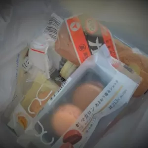 ローソン行ったら甘いのばっかり3000円分買っちゃった💦のサムネイル