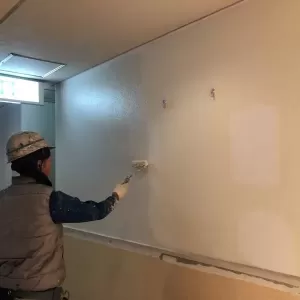 店舗内部壁塗装　熊本市中央区　シリコン２回塗りのサムネイル