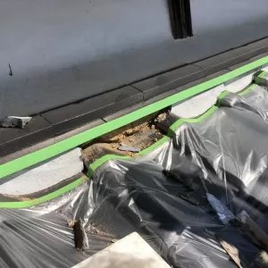屋根の棟瓦と平瓦の隙間の白いやつが落ちてきたんだけど？半月の形の漆喰のところ？のサムネイル