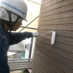 外壁フッ素クリヤー塗装　熊本県合志市　クリヤー塗り２回目のサムネイル