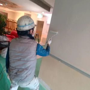 へっぴり腰な塗装作業ですが塗装は上手な弟子です。レモンサワーが好き🍻のサムネイル