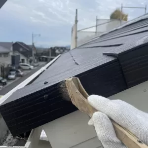 屋根の小口塗装をしながら～明日は休みなのかなぁ～と考えている今日この頃👁のサムネイル