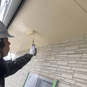 軒天井塗装　熊本市中央区　軒天井上塗り１回目のサムネイル