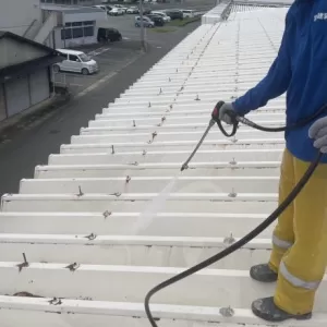 折半屋根塗装　熊本県菊池市　塗装前高圧洗浄　/　折半屋根塗装　熊本県八代市　錆箇所ケレン作業のサムネイル