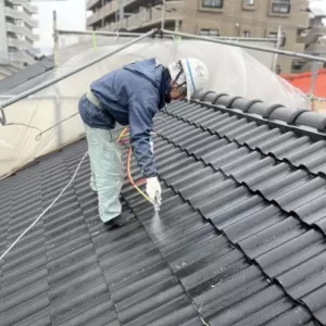 屋根塗装　熊本市東区月出　屋根下塗り吹付けのサムネイル