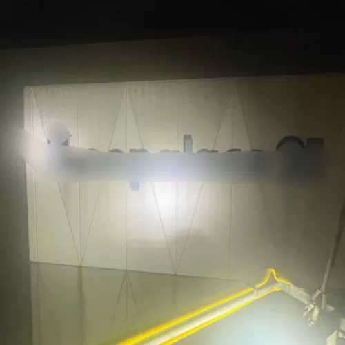 チャンネル文字看板撤去工事　熊本市中央区　夜間作業にて撤去作業のサムネイル
