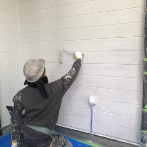 外壁塗装　熊本市東区月出　中塗り作業のサムネイル