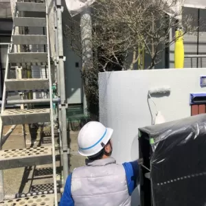 住宅塗装　熊本市東区月出　塀中塗り、上塗りのサムネイル