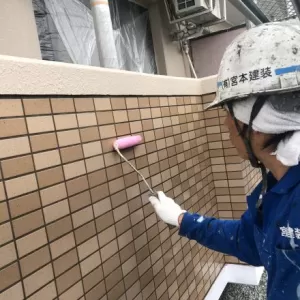 外壁塗装　熊本市東区　タイル壁上塗り２回目（タイルフレッシュ使用）のサムネイル