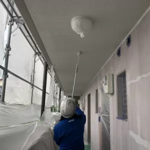 天井塗装　熊本市東区若葉　共用廊下天井・中塗り、上塗りのサムネイル