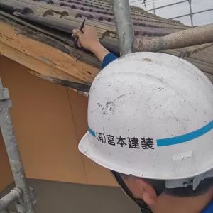 屋根瓦破損部撤去/雨漏れ簡易養生済・仮設足場工事完了　熊本県熊本市鶴羽田のサムネイル