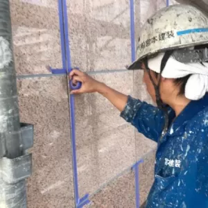 目地シーリング　熊本市中央区　大理石目地（縦）既存シーリング撤去、養生のサムネイル