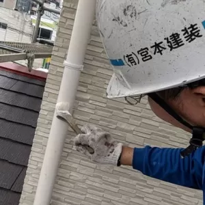 付帯部塗装　熊本市中央区水前寺　竪樋、屋根中塗りのサムネイル