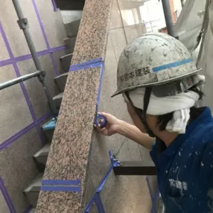 シーリング工事　熊本市中央区中央街　階段壁大理石目地シーリング養生のサムネイル
