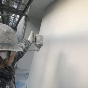 外壁塗装　熊本市東区小山　弾性リシン２回吹き完了のサムネイル