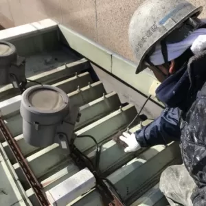 屋根塗装　熊本市中央区　折板屋根ケレン、錆止めのサムネイル