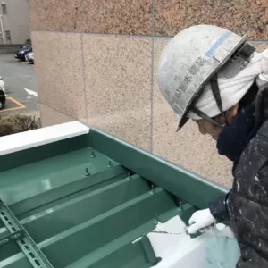 折板屋根塗装　熊本市中央区　中塗り作業（屋根フレッシュsi使用）のサムネイル