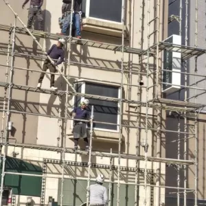 外壁塗装足場組み　熊本市中央区中央街　足場組み３日目のサムネイル